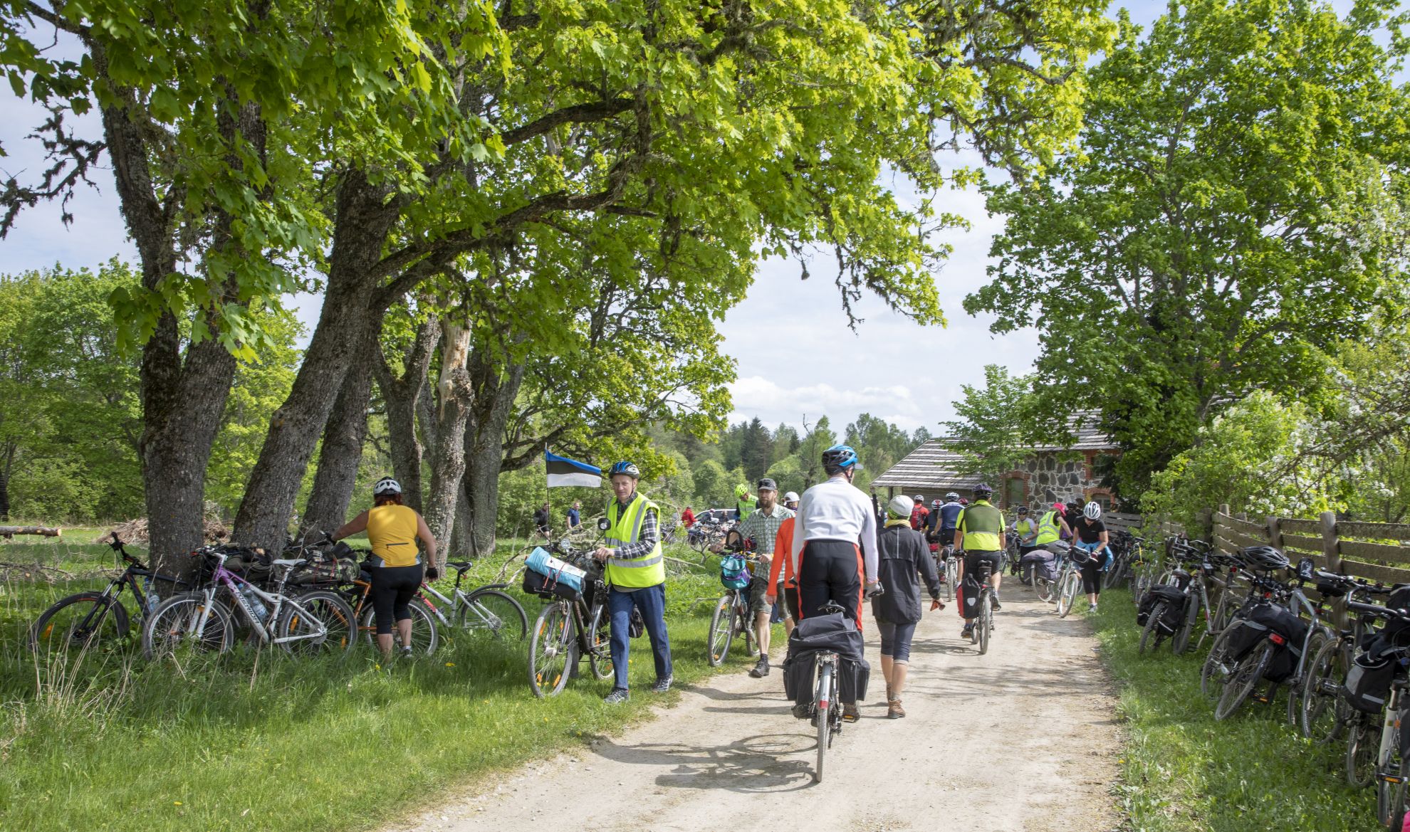 Vabatahtlikud rattaretke osalejate pagasit autole laadimas... või maha laadimas...